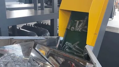 Automatic 8-cavity bottle blowing machine